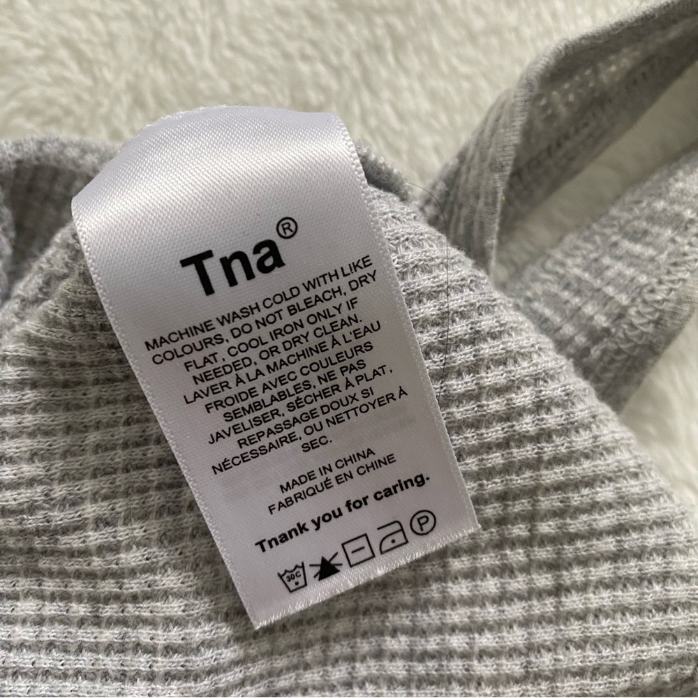 3/30$🤍 TNA | Grey waffle knit cropped tank - Picture 12 of 12